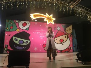 クリスマスマーケットでMCの平野綾菜