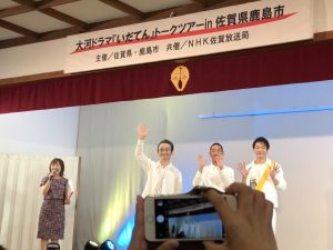 いだてんトークツアー会場でMC中の平野綾菜