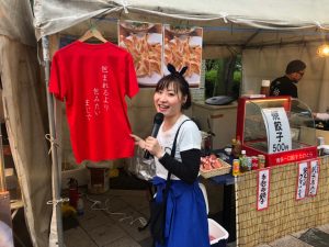九州オータムフェスティバルで出店前でシャツを指指す大石麻美