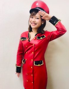 heart-fullメンバーのredのAYANA あやなが敬礼