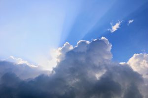 天使の梯子と言われ太陽が雲に隠れていて雲の切れ間から光が漏れ光線が放射状に地上へ降り注いで見える