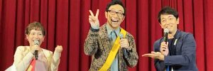 いだてんトークツアーステージ上のMC平野綾菜と出演者２人