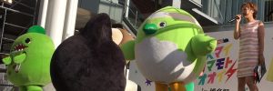 地域活性化イベントステージ上のゆるキャラとMC平野綾菜