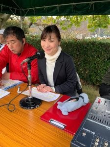 2019TVQシニアオープンゴルフでアナウンス中の大石麻美