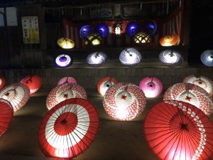 紅葉八幡宮もみじまつりで傘のライトアップ