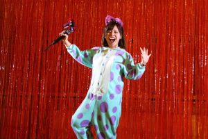 中州まつりステージ上で仮装姿の平野綾菜