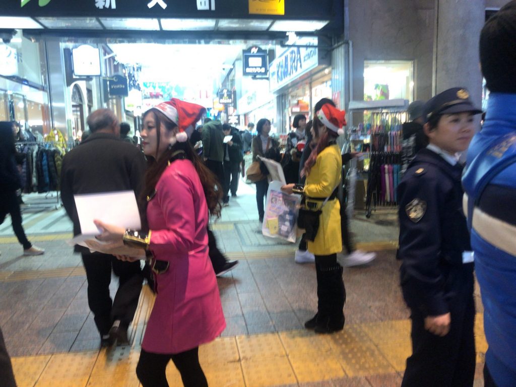福岡県警察年末の交通安全キャンペーンに参加中のはーとふるメンバー