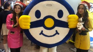 福岡県警察年末の交通安全キャンペーンに参加中のはーとふるメンバーとハンドルキーパーくん