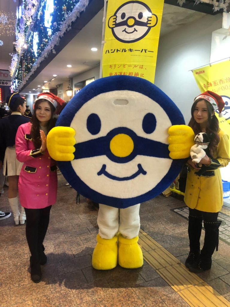 福岡県警察年末の交通安全キャンペーンに参加中のはーとふるメンバーとハンドルキーパーくん