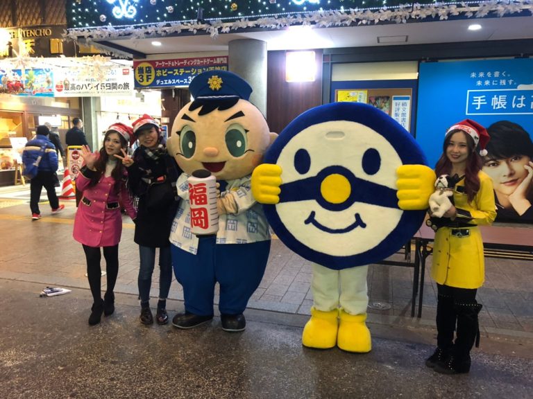 福岡県警察年末の交通安全キャンペーンの時のはーとふるメンバーとyucoとふっけいくんとハンドルキーパーくん