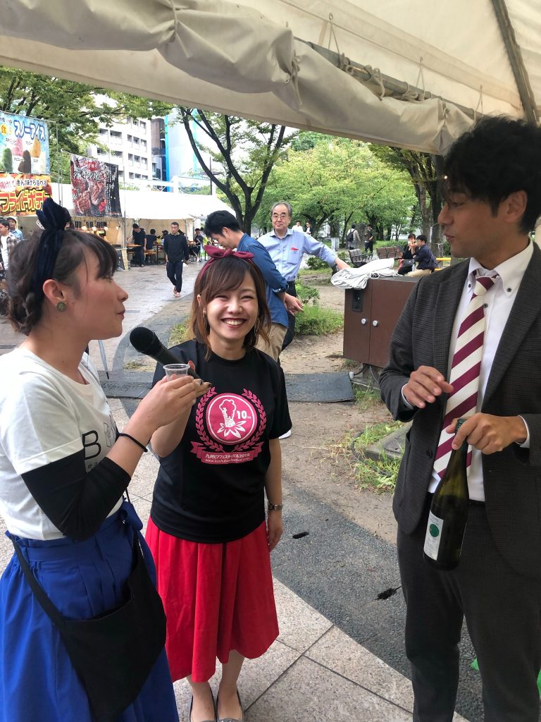 九州オータムフェスティバルインタビュー中のはーとふるメンバー大石麻美と平野綾菜