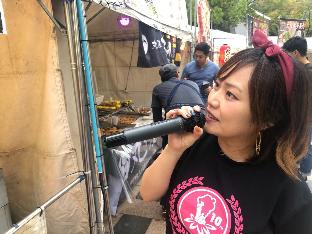 九州オータムフェスティバルでインタビュー中の平野綾菜