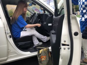 自動車アルコール検知体験中のはーとふるメンバーのMISSY