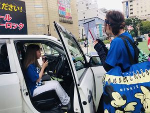 自動車アルコール検知体験中のはーとふるメンバーのMISSYと大石麻美