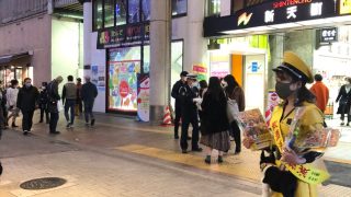 2020年交通安全キャンペーン中のはーとふるメンバーイエローがプレゼント配布中