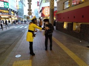 2020年交通安全キャンペーン プレゼント配布中のはーとふるメンバー イエロー