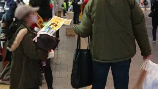 2020年交通安全キャンペーン プレゼント配布中のはーとふるメンバー ブルー