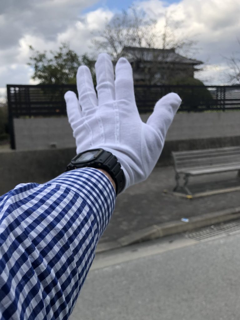 2019年統一地方選挙戦で有権者へ手を振る候補者の手