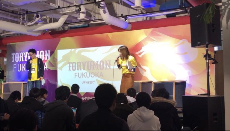 TORYUMON 2019 司会の平野綾菜と登壇者の画像