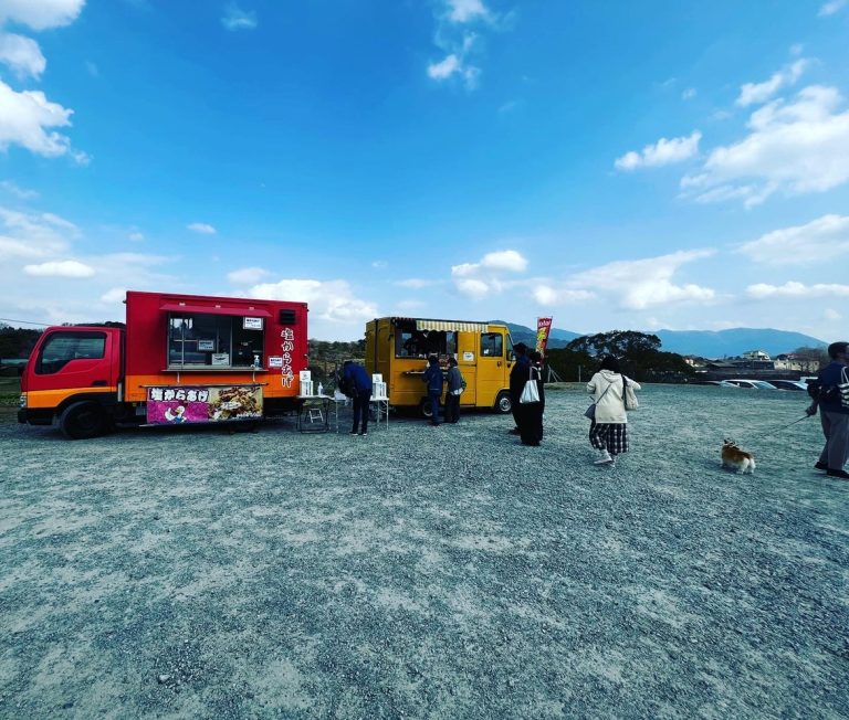 駕与丁公園の出店中のキッチンカー
