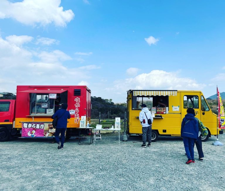 駕与丁公園の出店中のキッチンカー