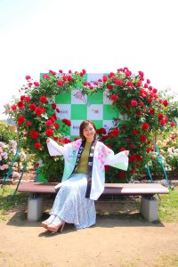 2022年05月08日 粕屋町バラまつり、司会の平野綾菜の画像