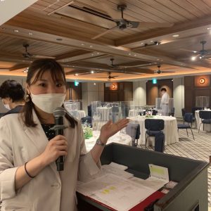 披露宴会場・司会の大石麻美