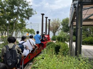 博多駅の屋上を走るつばめの電車