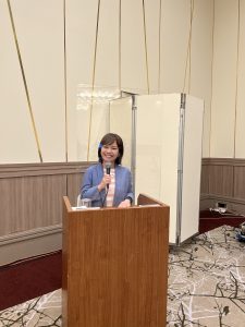 司会席に立つ平野綾菜