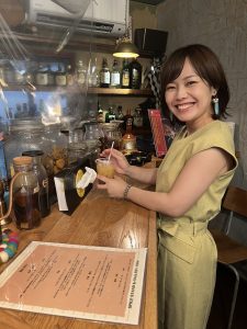 SPICE STANDARD & GALLERY BEM店内に立つ平野綾菜