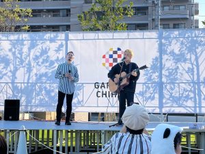 別府マルシェのステージ上の出演者