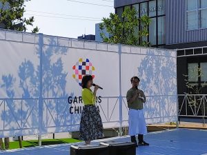 別府マルシェステージでMC中