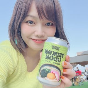 別府マルシェでうどんの缶詰を手にする平野綾菜