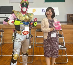 夢授業講師の平野綾菜とスーツアクターさん