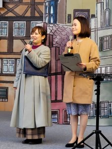 MCの女性２人がステージ上に立つ