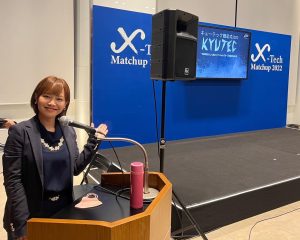 司会台に女性１人