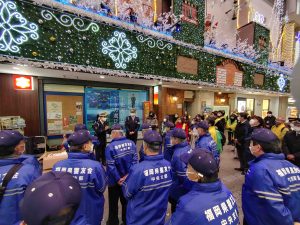 商店街にたくさんの警察間の方