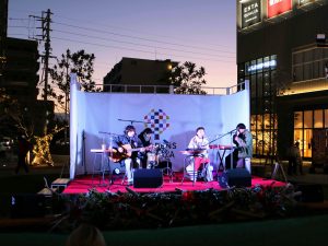 ステージの上に４人グループバンドが演奏中