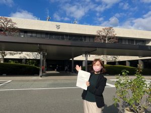 粕屋町役場前の平野綾菜