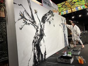 書道家がステージ上でパレードをしている