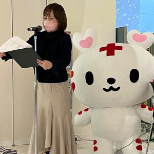 女性司会者の横に日本赤十字社のキャラクター