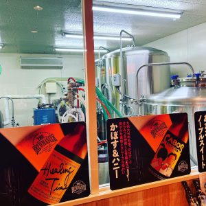 ビール工場のような設備がある店内
