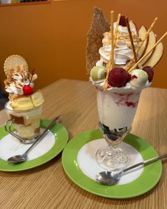 テーブルの上に大小２つのパフェ