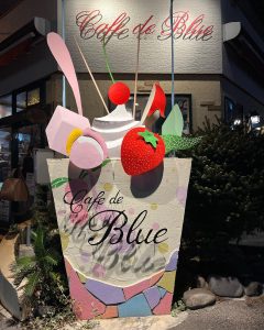 カフェの前の大きなパフェの看板