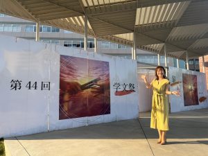 九州産業大学学文祭のステージ上の司会の女性
