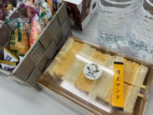 サンドイッチとお水とお菓子