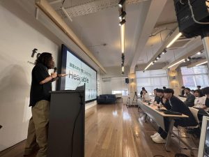 室内イベントで登壇する男性