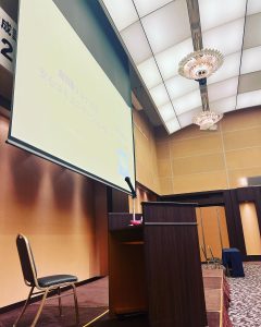 イベント会場の檀上の画像