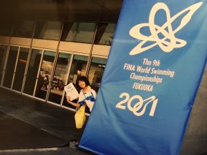 世界水泳2001の大会旗の横に女性