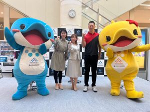 イベントステージ上にゆるキャラ2体に挟まれMCとその両隣に女性と男性がガッツポーズ
